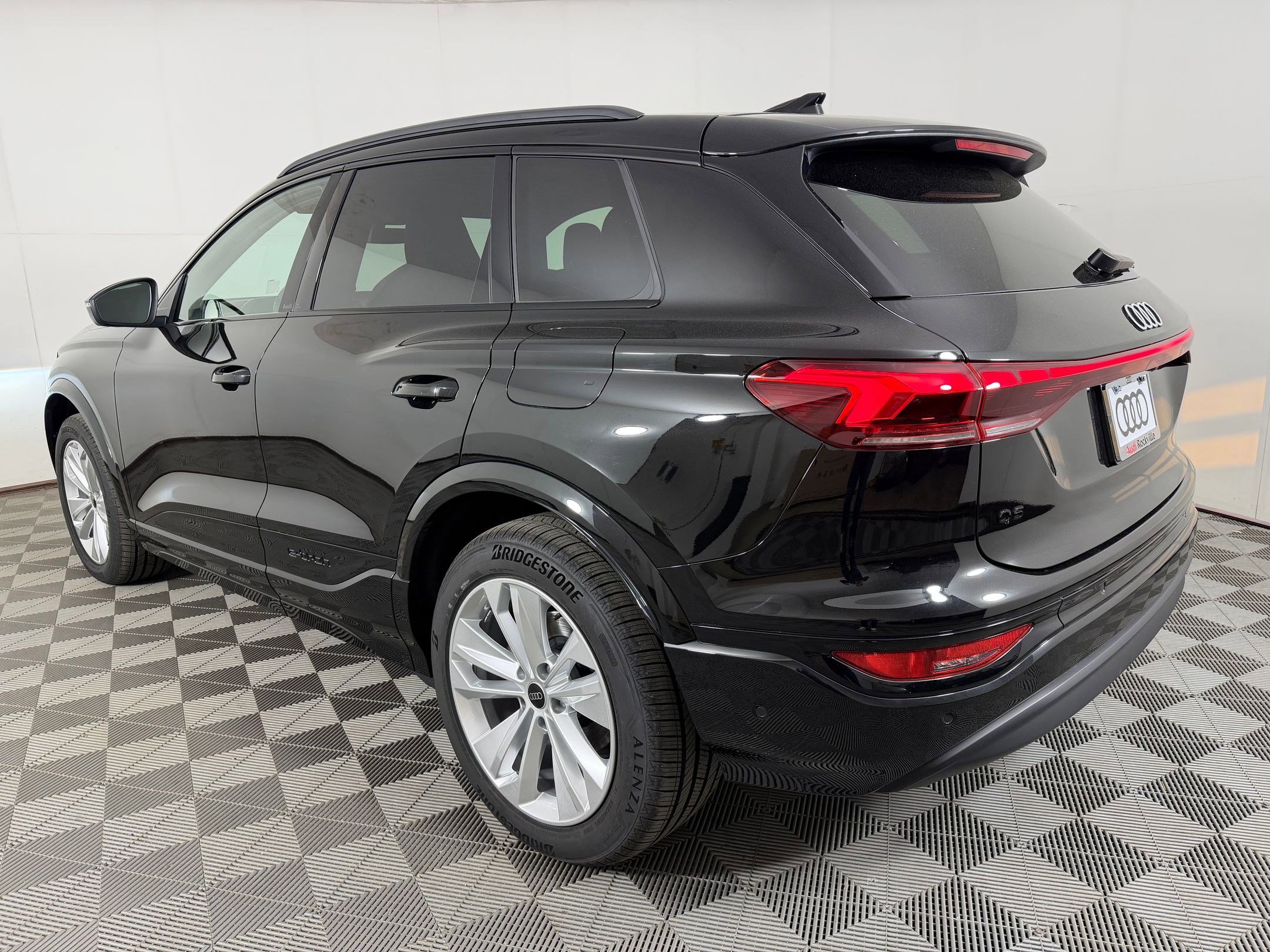 Used 2025 Audi Q6 e-tron Premium Plus w/ Premium Plus RWD image 3