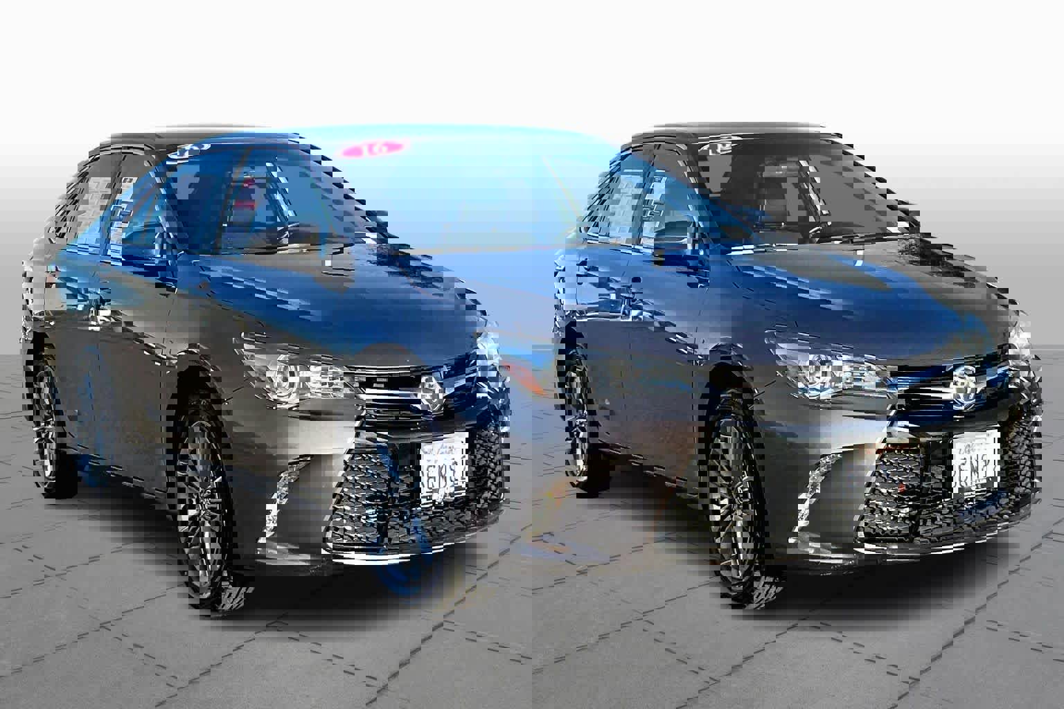 Used 2016 Toyota Camry SE image 3