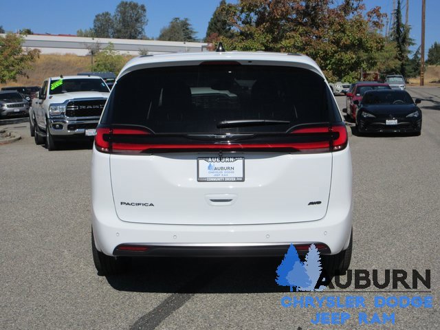 New 2026 Chrysler Pacifica Select image 3