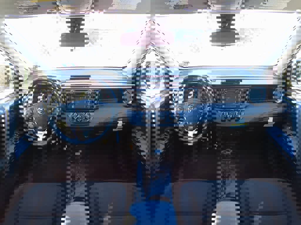 Used 2018 Toyota RAV4 LE image 18