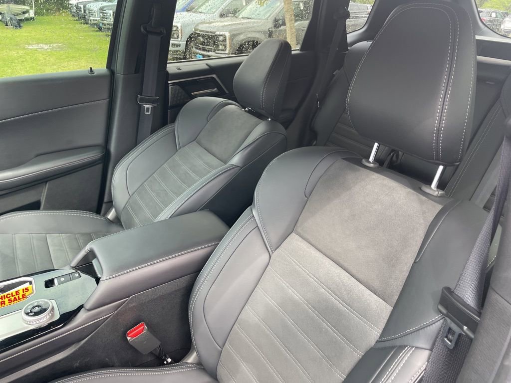 Used 2025 Mitsubishi Outlander SE image 12