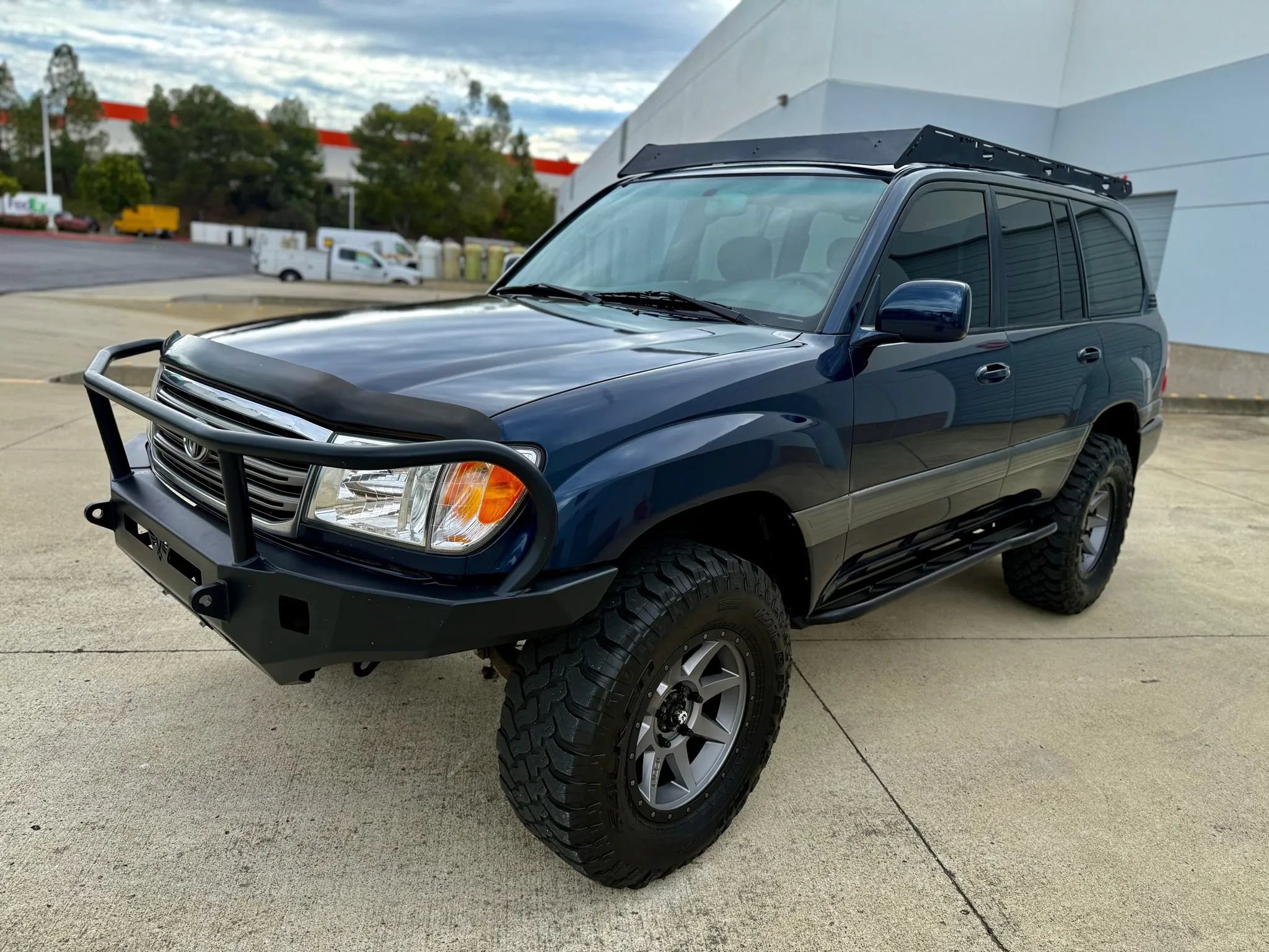 Used 2005 Toyota Land Cruiser w/ Convenience Pkg AWD/4WD image 2