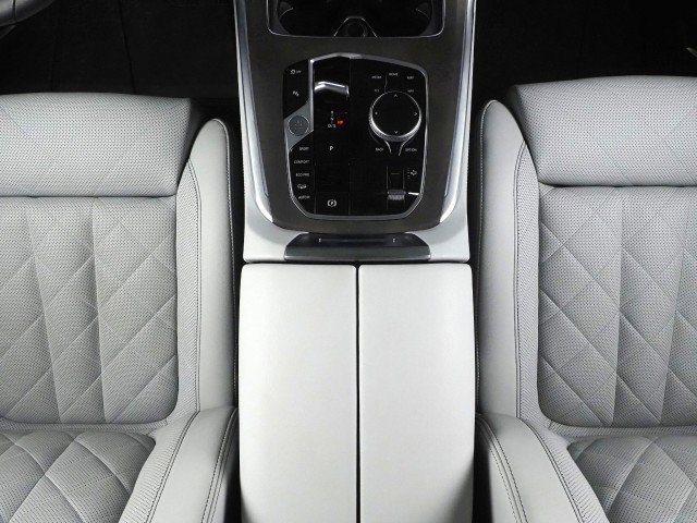 Used 2024 BMW X7 xDrive40i image 28