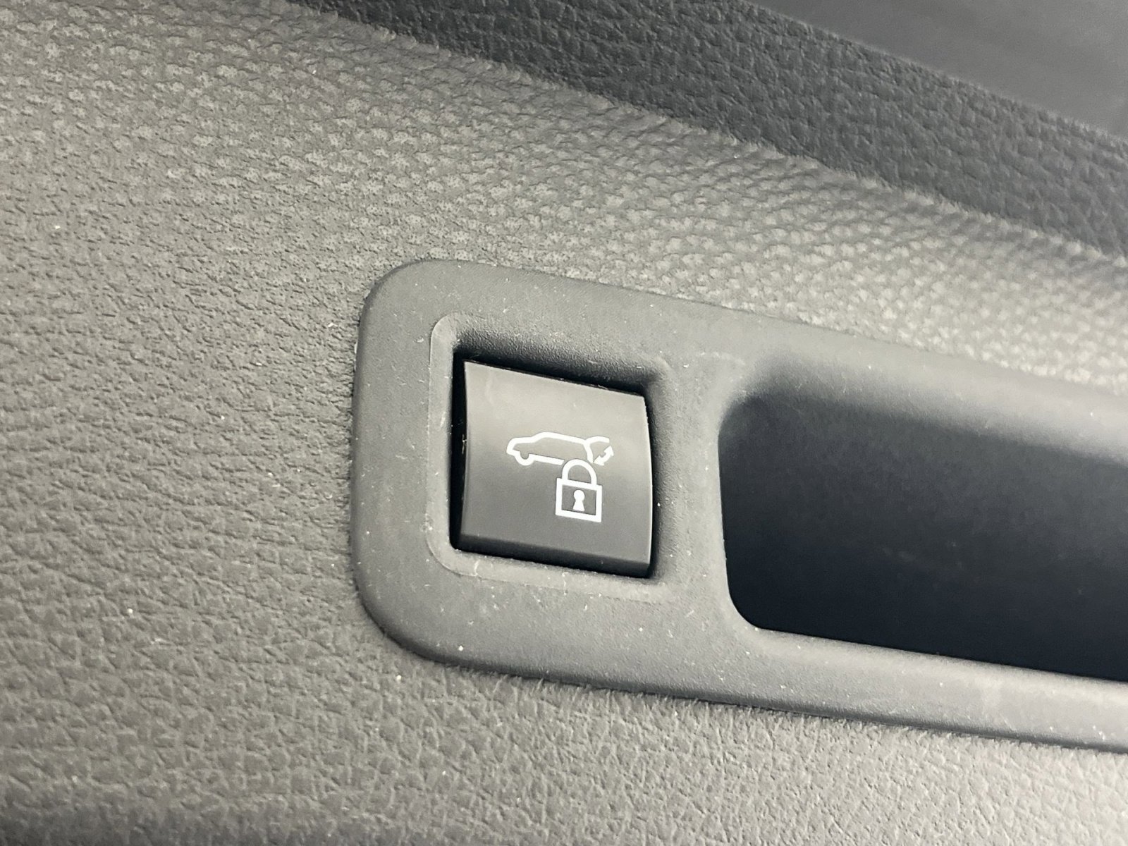 Used 2025 Toyota Sienna XSE image 28