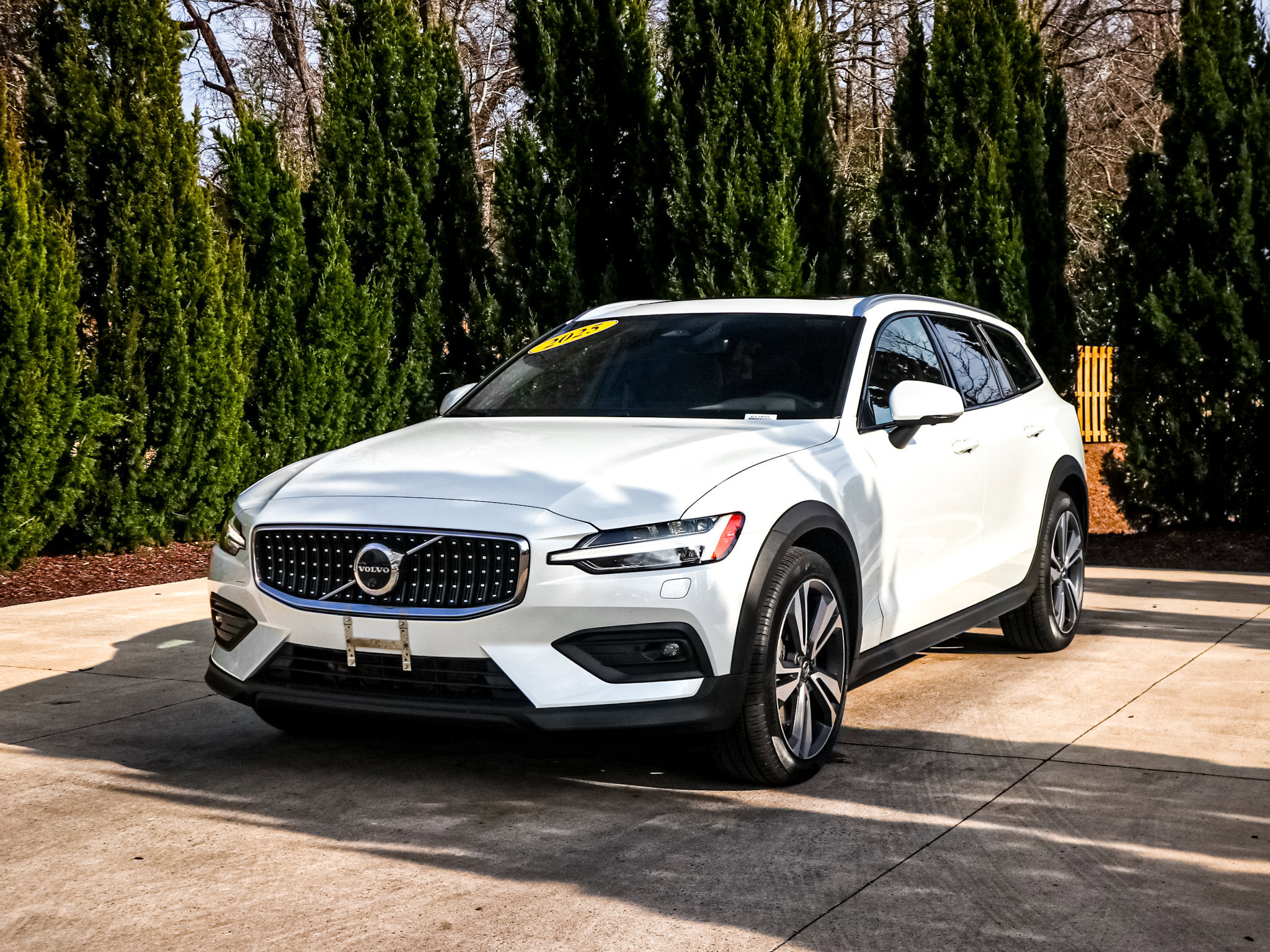 Used 2025 Volvo V60 B5 Cross Country Plus image 5