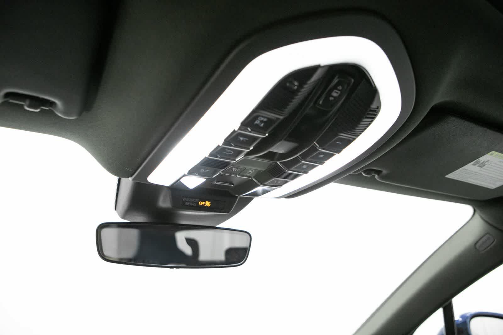 Certified 2023 Porsche Macan AWD/4WD image 31