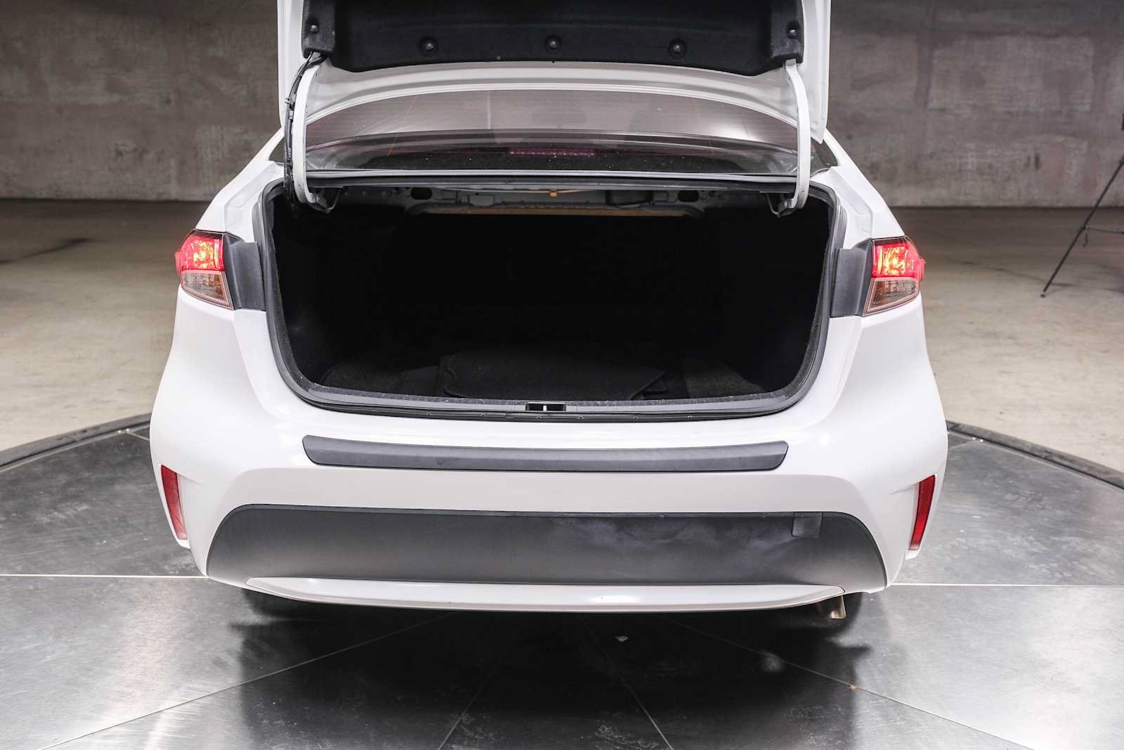 Used 2021 Toyota Corolla LE w/ Carpet Mat Package (TMS) FWD image 29