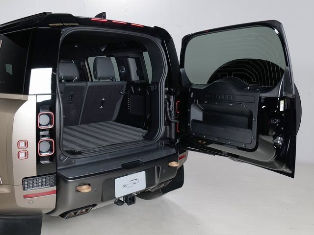Certified 2025 Land Rover Defender 110 AWD/4WD image 32