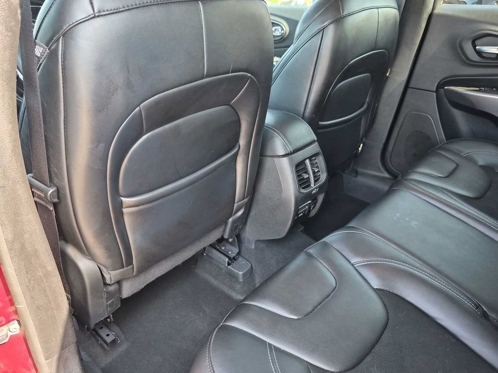 Used 2019 Jeep Cherokee Latitude Plus w/ Comfort/Convenience Group AWD/4WD image 17