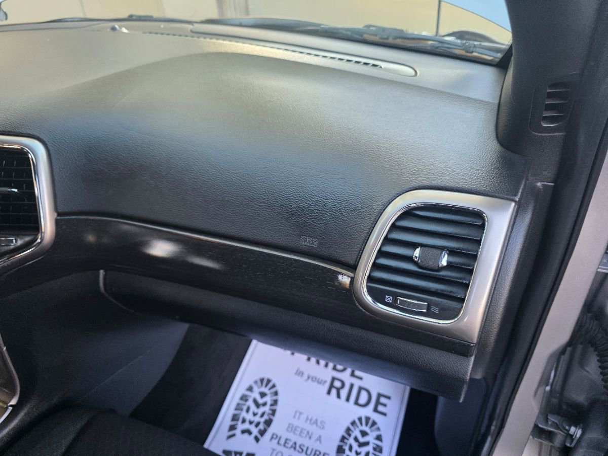 Used 2018 Jeep Grand Cherokee Laredo image 28