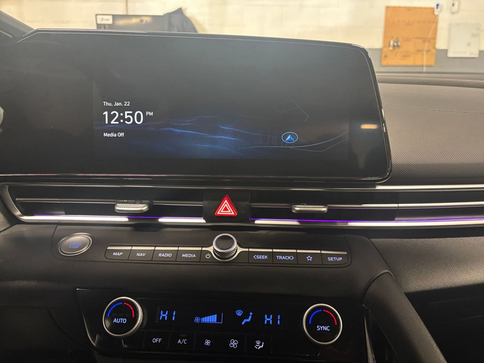 Used 2025 Hyundai Elantra Limited image 21