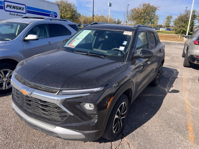 Used 2025 Chevrolet TrailBlazer LT w/ Driver Confidence Package AWD/4WD image 3