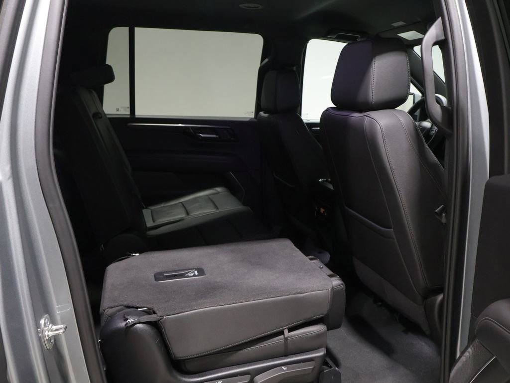Used 2025 Chevrolet Suburban Z71 image 23