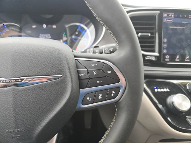 Used 2024 Chrysler Pacifica Select image 17