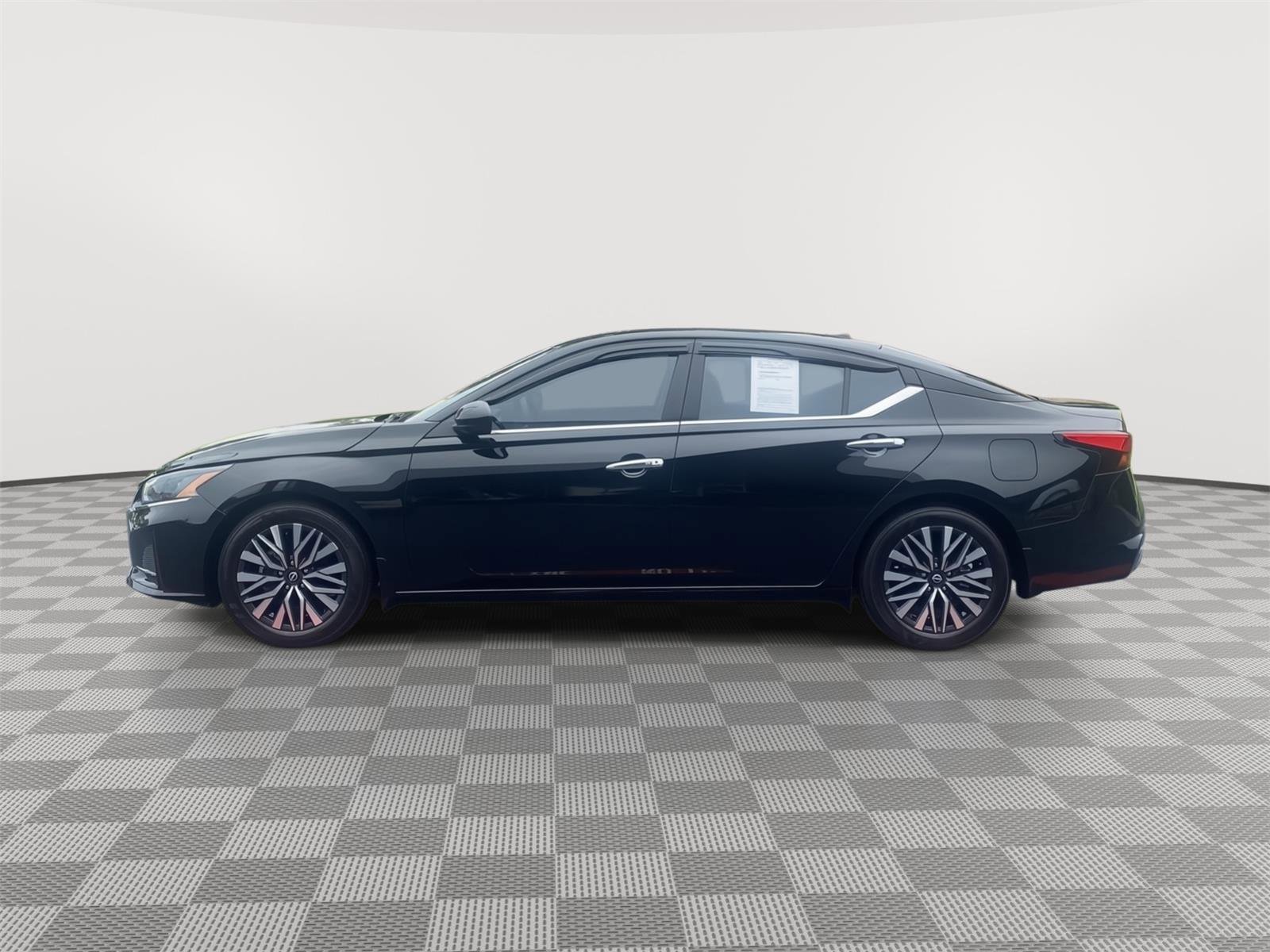 Used 2024 Nissan Altima 2.5 SV w/ SV Premium Package FWD image 8