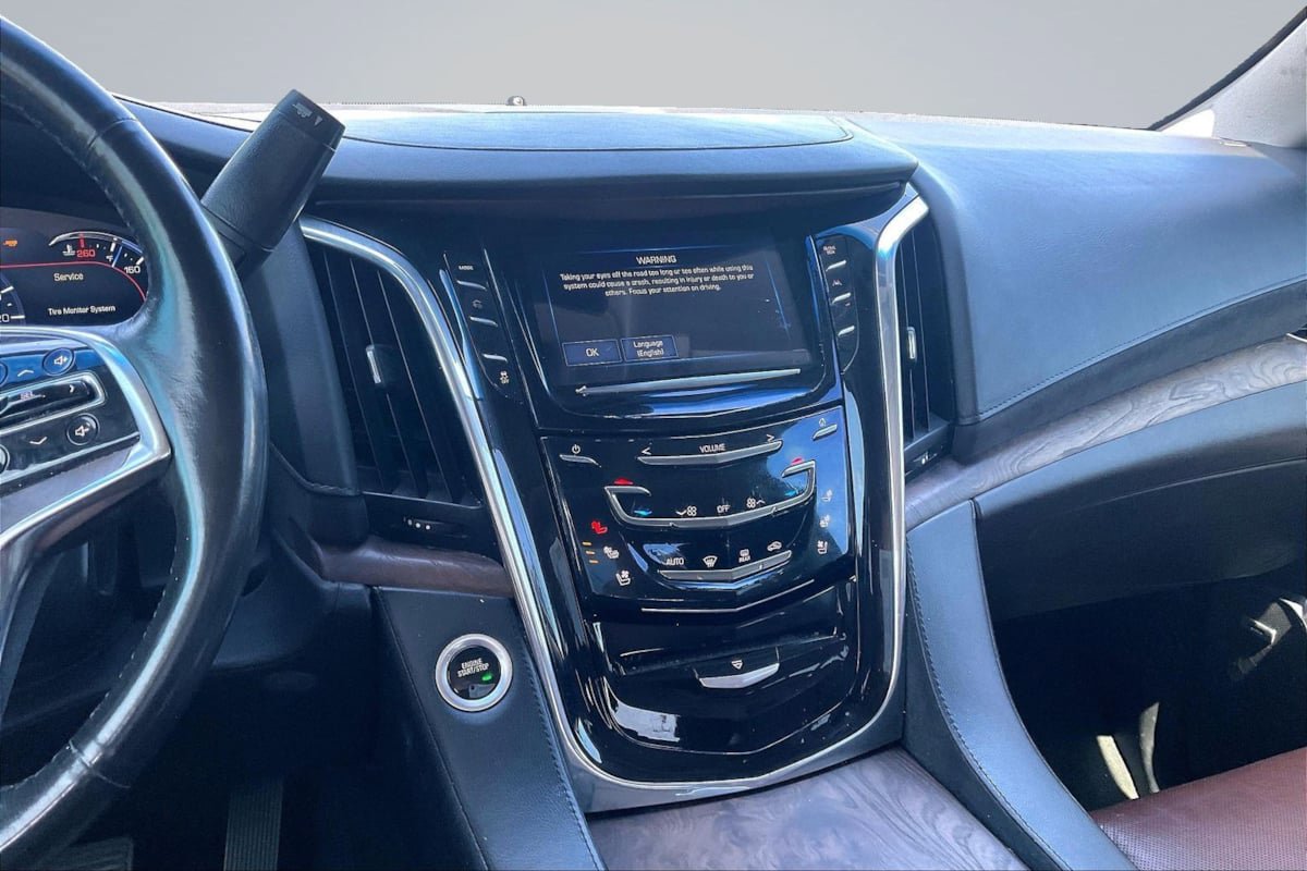 Used 2017 Cadillac Escalade Luxury AWD/4WD image 6