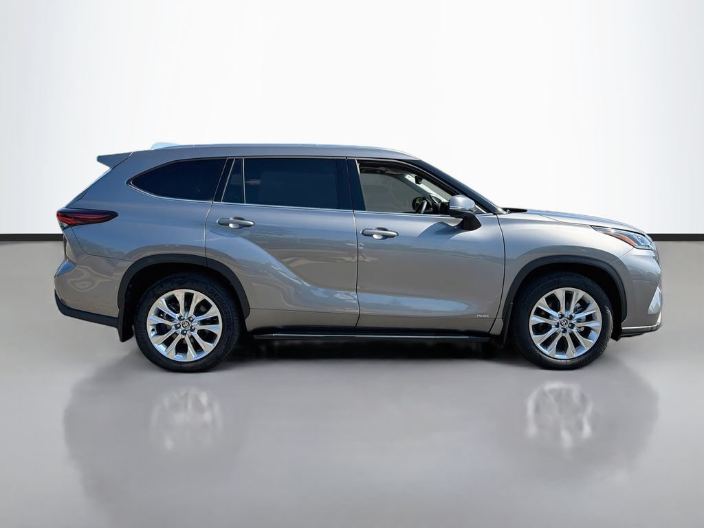 Used 2026 Toyota Highlander Limited AWD/4WD image 3