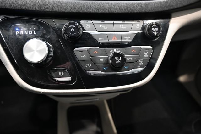 Used 2024 Chrysler Pacifica Touring-L FWD image 17