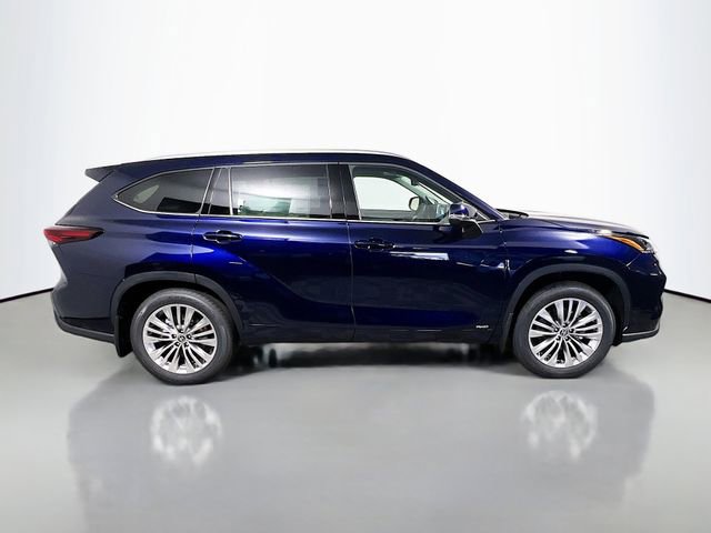 New 2026 Toyota Highlander Platinum image 2