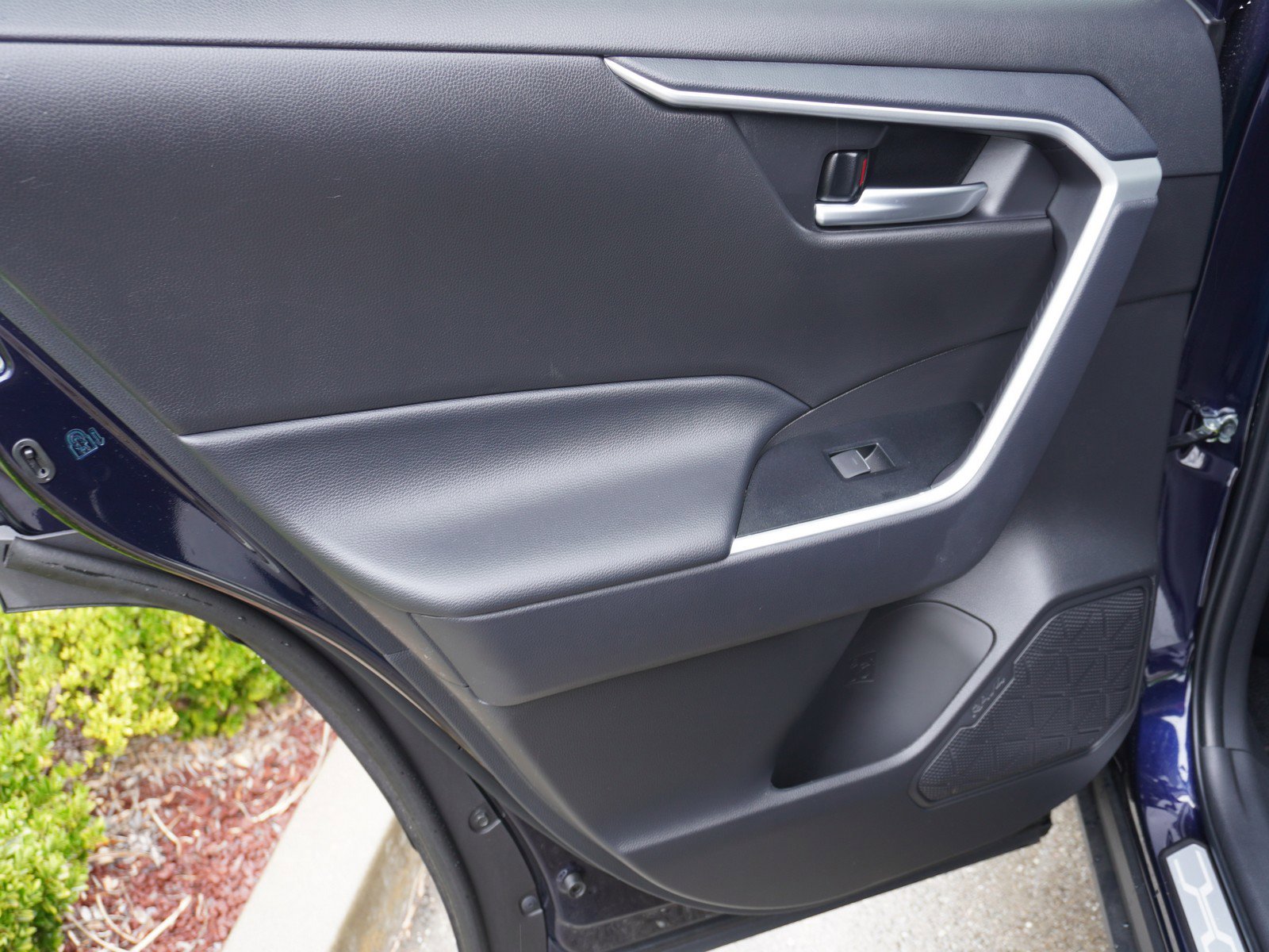 Used 2025 Toyota RAV4 XLE FWD image 12