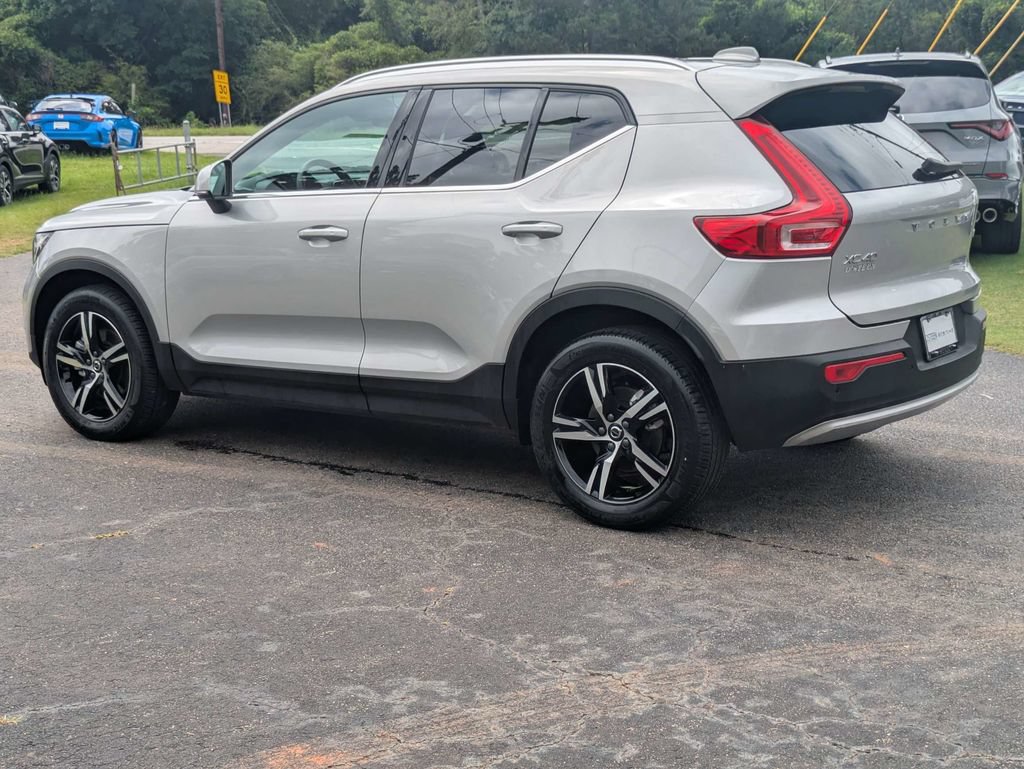 Certified 2025 Volvo XC40 B5 Core AWD/4WD image 4