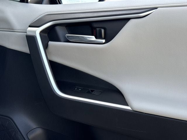 Used 2023 Toyota RAV4 Limited image 32