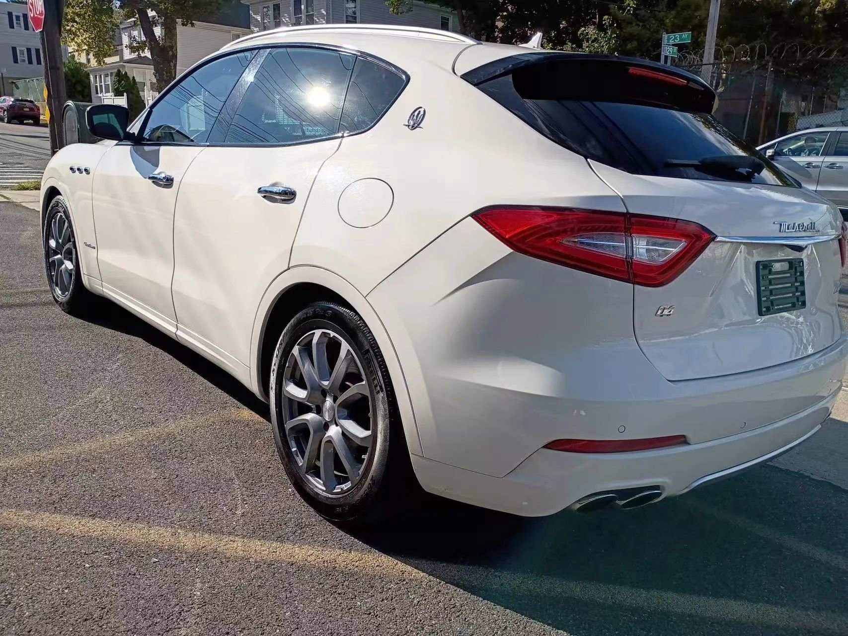 Used 2018 Maserati Levante GranLusso AWD/4WD image 7