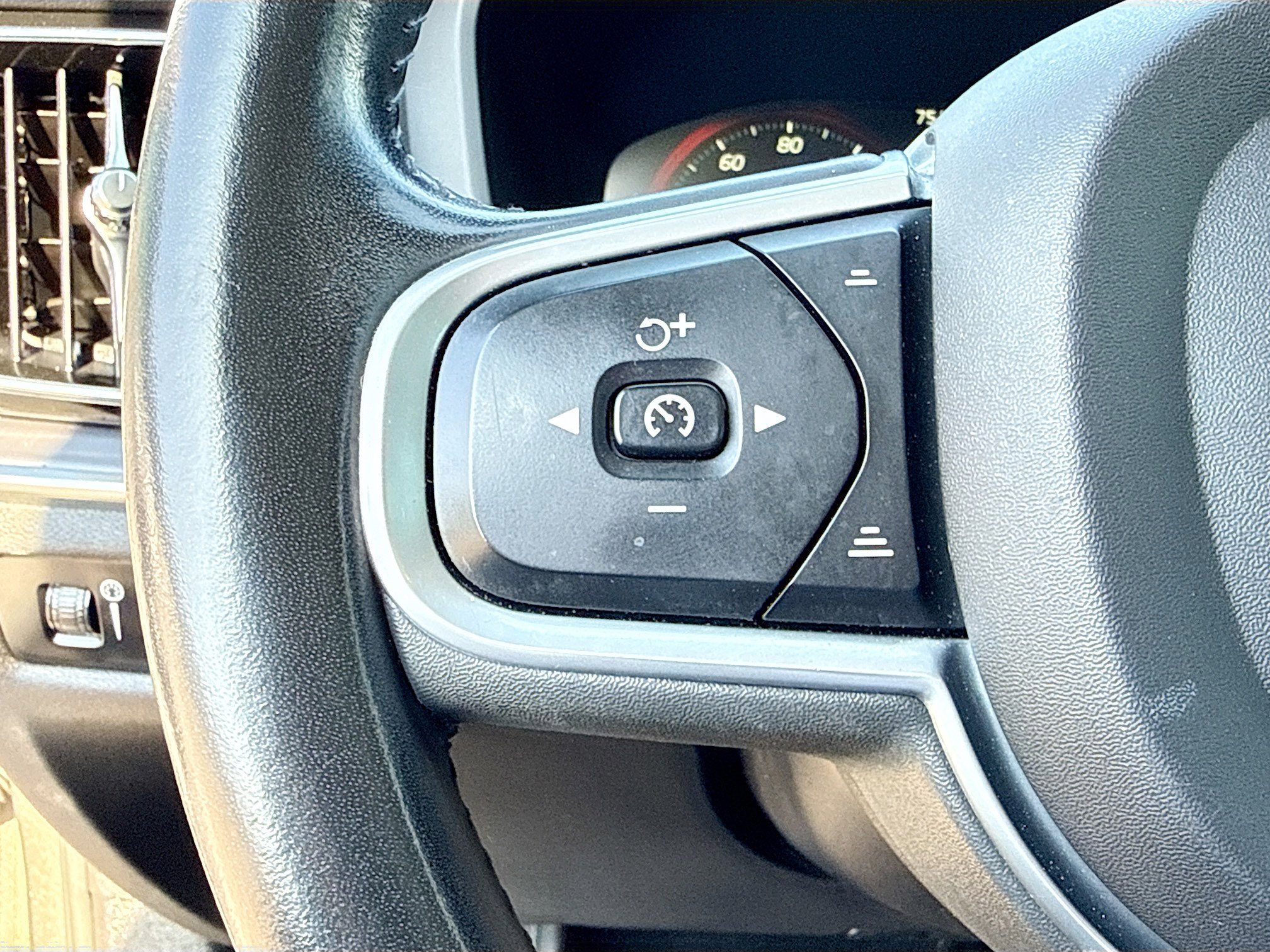 Used 2020 Volvo S60 T6 Momentum image 35