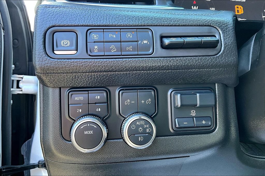 Used 2024 GMC Yukon Denali w/ Advanced Technology Package AWD/4WD image 34