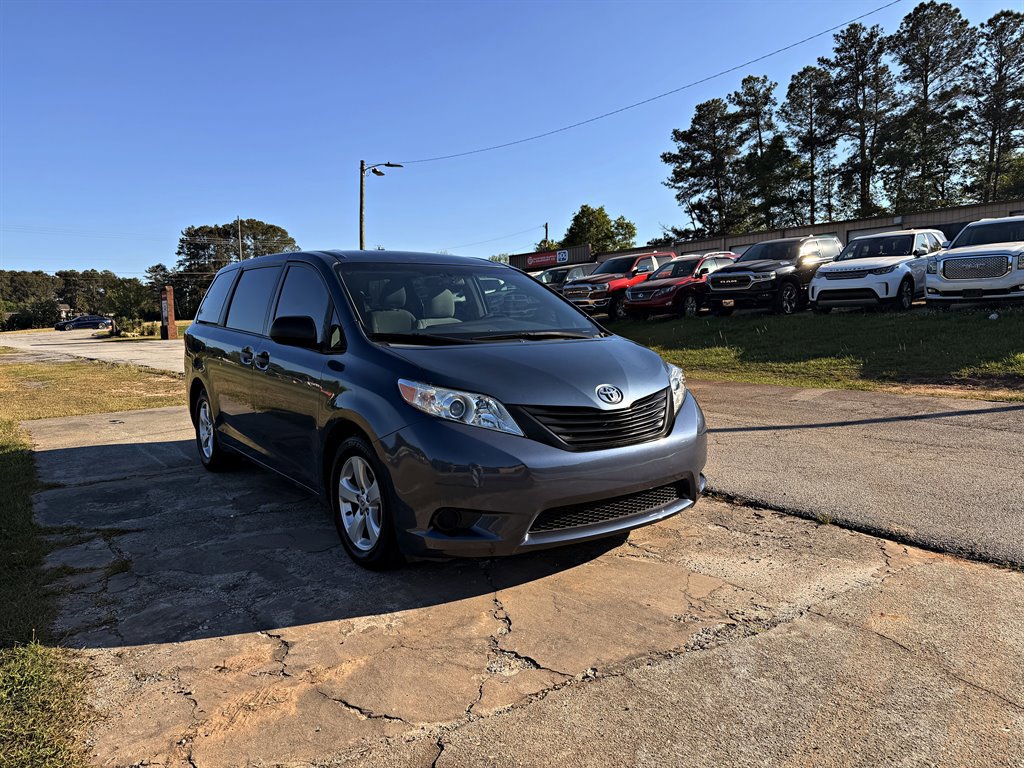 Used 2015 Toyota Sienna L FWD image 3