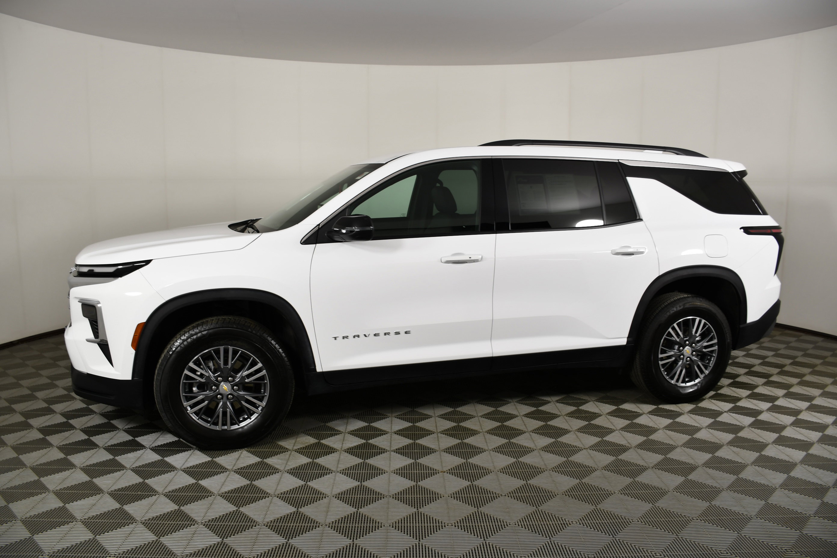Used 2026 Chevrolet Traverse LT image 9