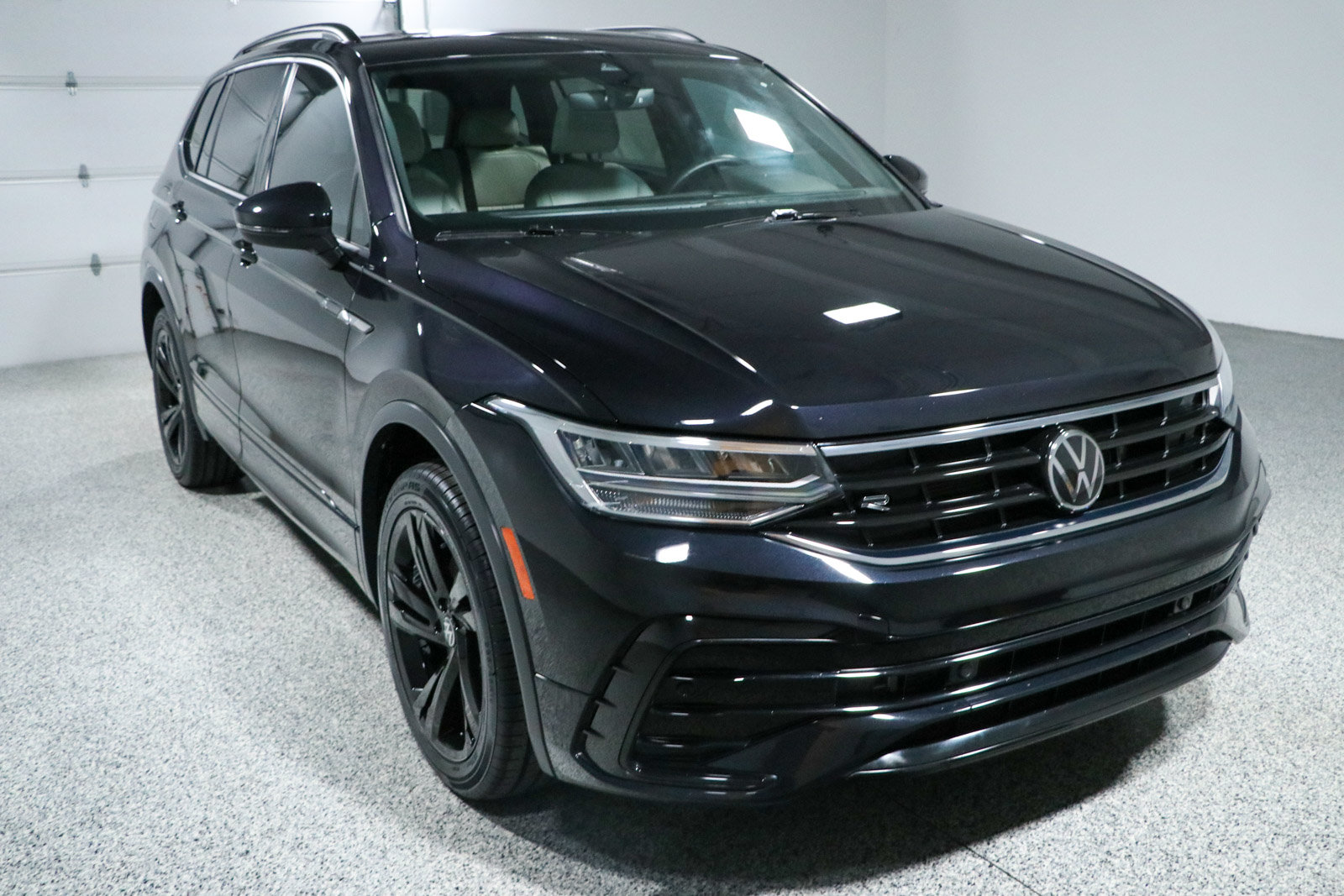 Used 2023 Volkswagen Tiguan SE R-Line FWD image 5
