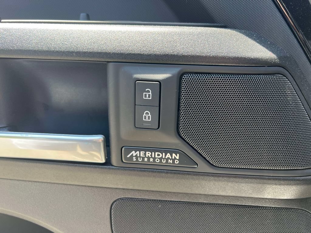 Used 2025 Land Rover Defender 110 V8 AWD/4WD image 18