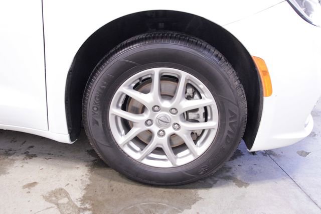 Used 2025 Chrysler Pacifica Select image 11