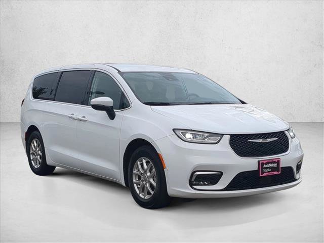Used 2023 Chrysler Pacifica Touring-L image 3