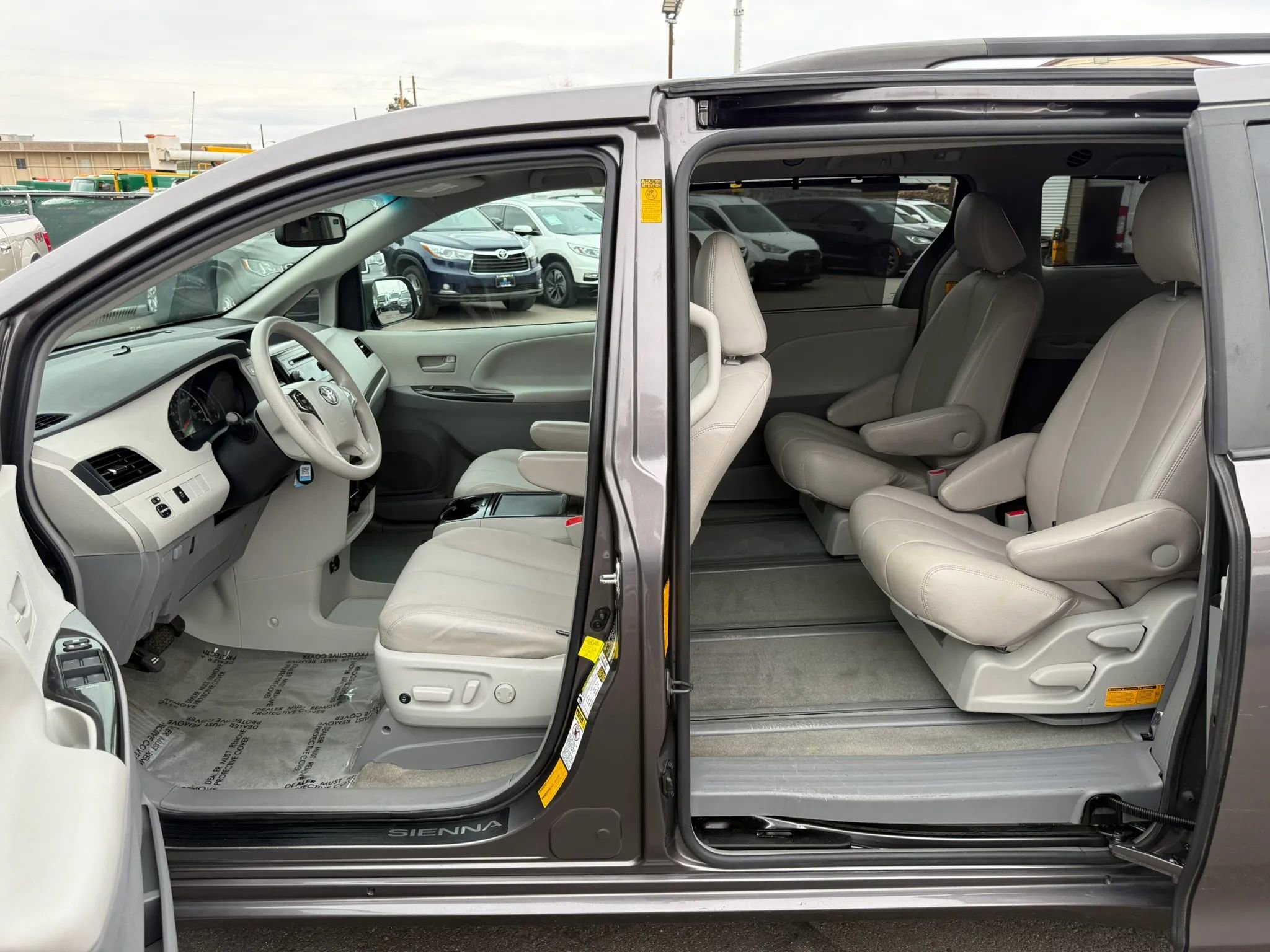 Used 2013 Toyota Sienna LE w/ Towing Pkg image 15