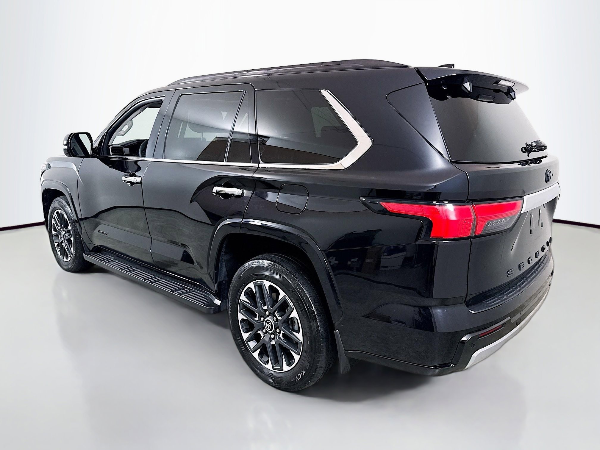 Used 2023 Toyota Sequoia Limited AWD/4WD image 5
