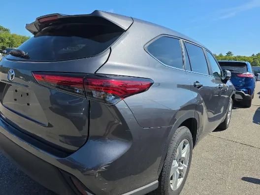 Used 2023 Toyota Highlander L image 2