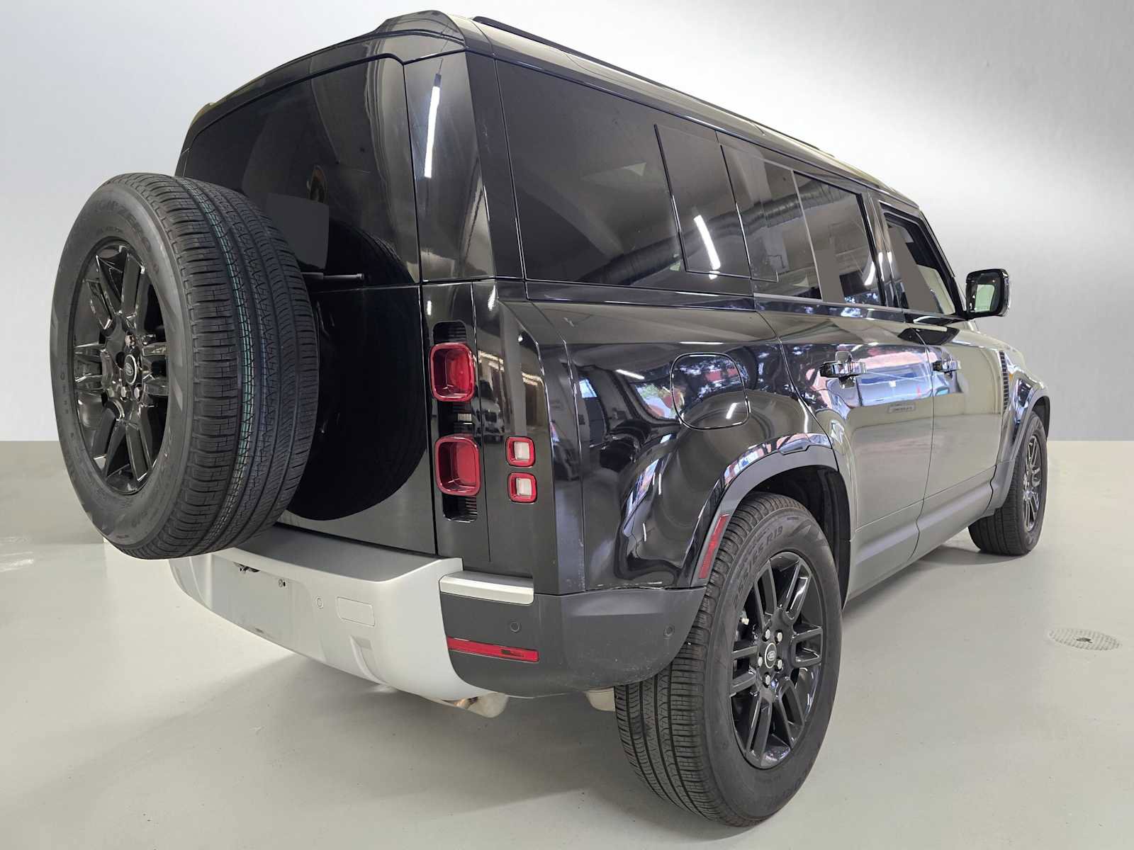 Used 2025 Land Rover Defender 110 S AWD/4WD image 4