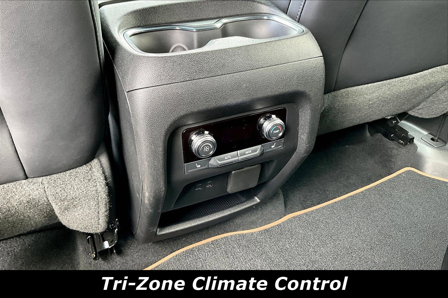 Used 2025 GMC Acadia AT4 w/ Luxury Package image 10