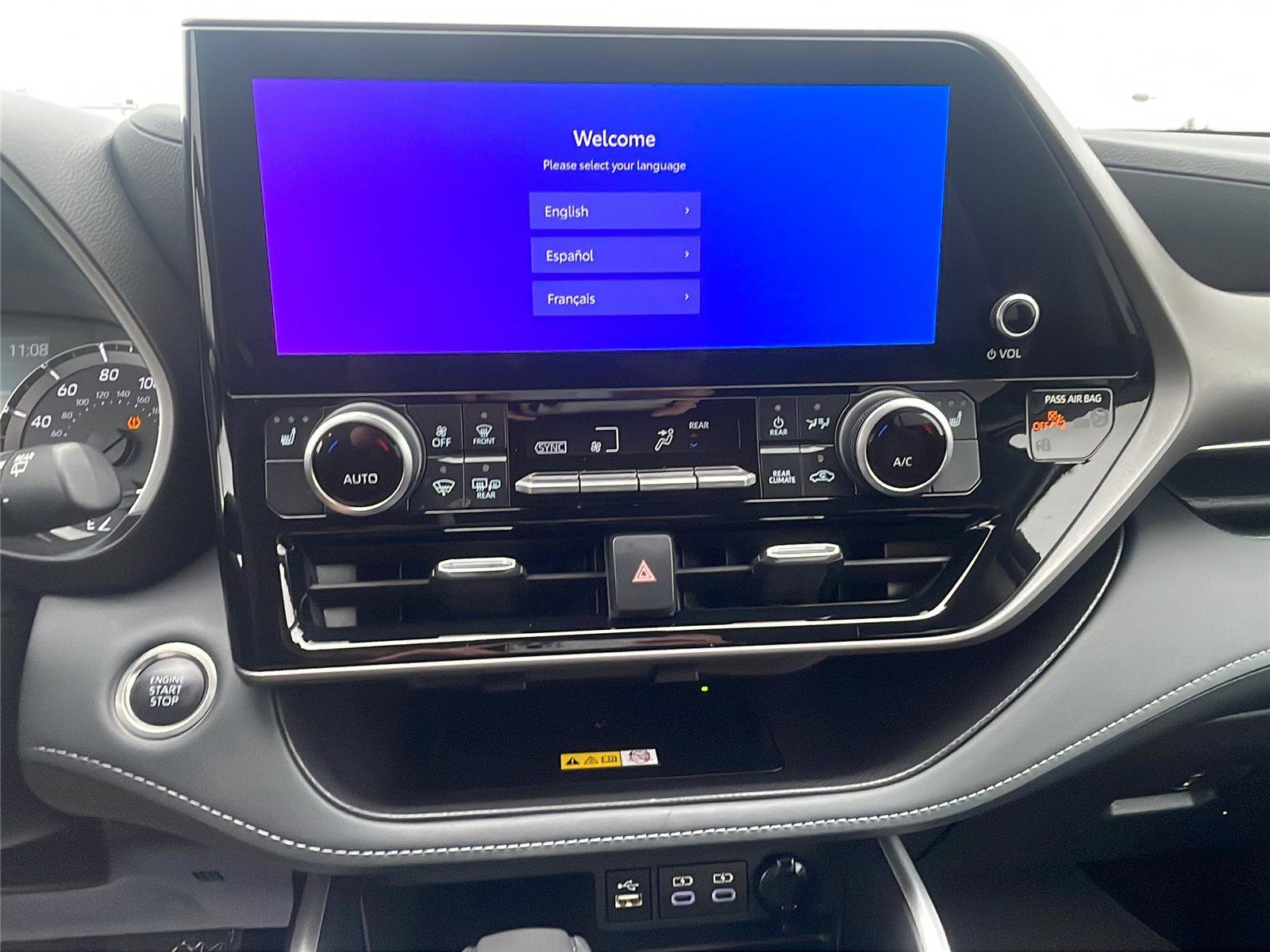 Used 2025 Toyota Highlander XLE image 26