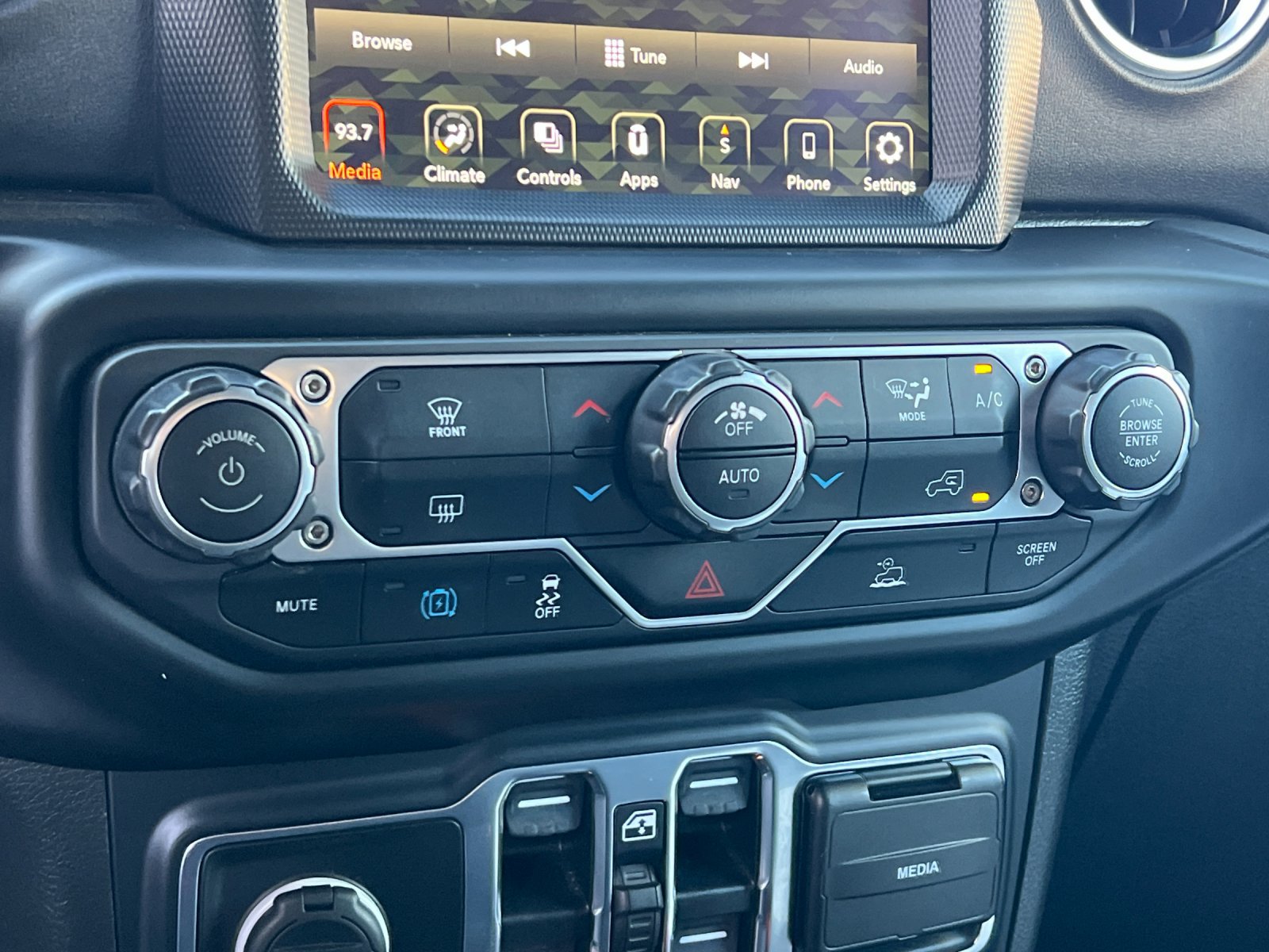 Used 2023 Jeep Wrangler Unlimited Sahara AWD/4WD image 21