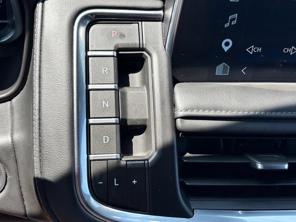 Used 2024 Chevrolet Suburban Z71 w/ Luxury Package AWD/4WD image 15