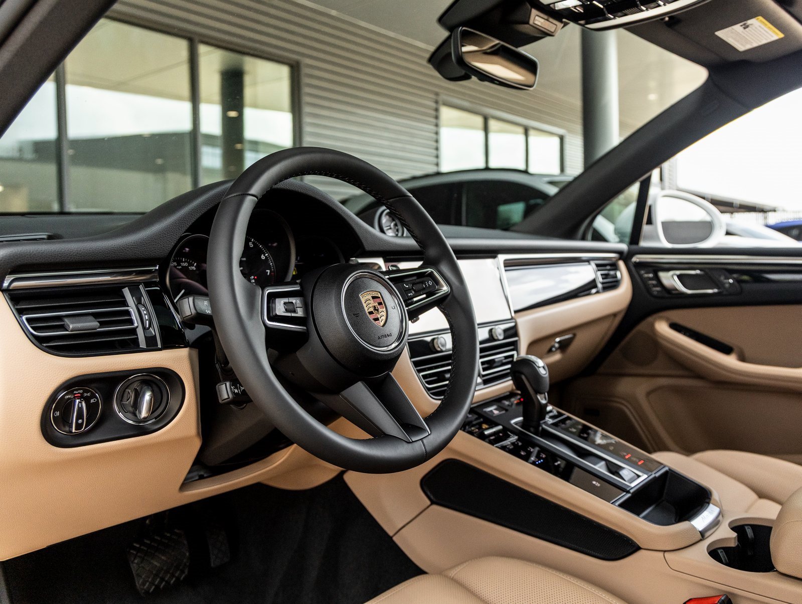 Used 2025 Porsche Macan image 4