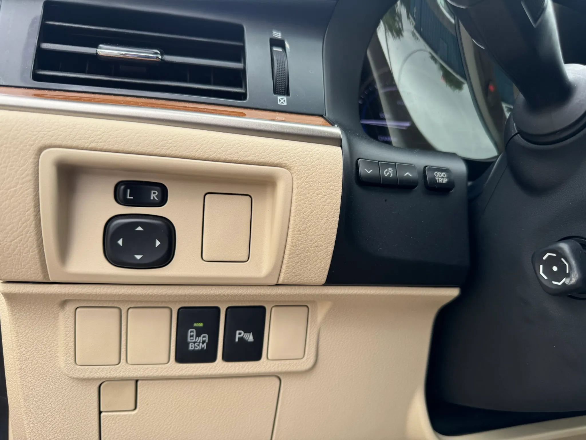 Used 2014 Lexus ES 300h w/ Premium Package w/Bamboo Trim FWD image 18