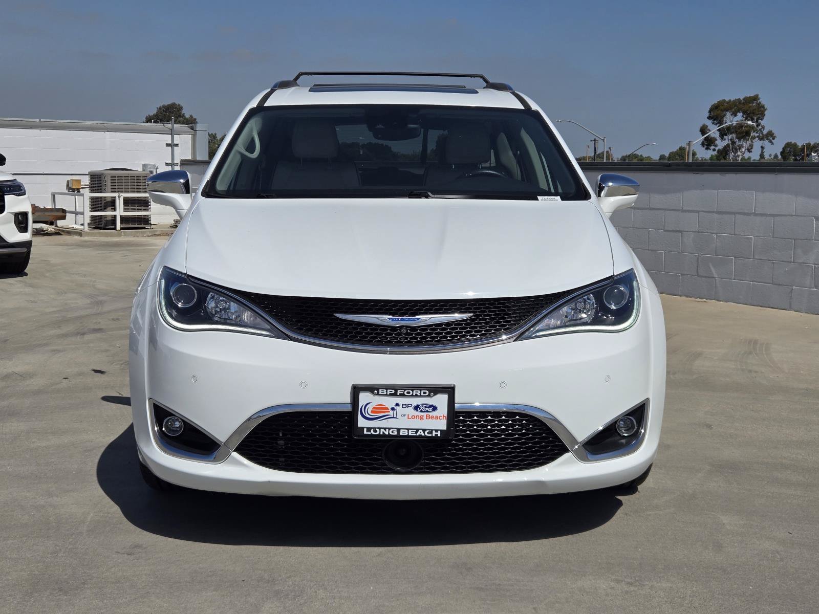 Used 2018 Chrysler Pacifica Limited w/ Tire & Wheel Group FWD image 3