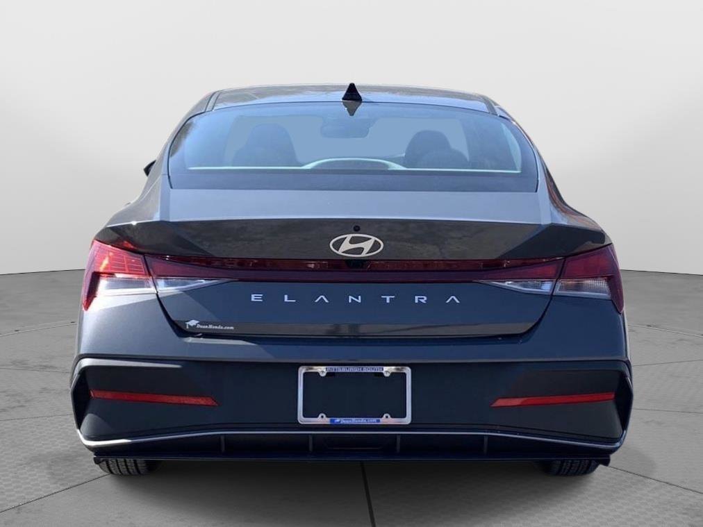 Used 2024 Hyundai Elantra SEL image 4