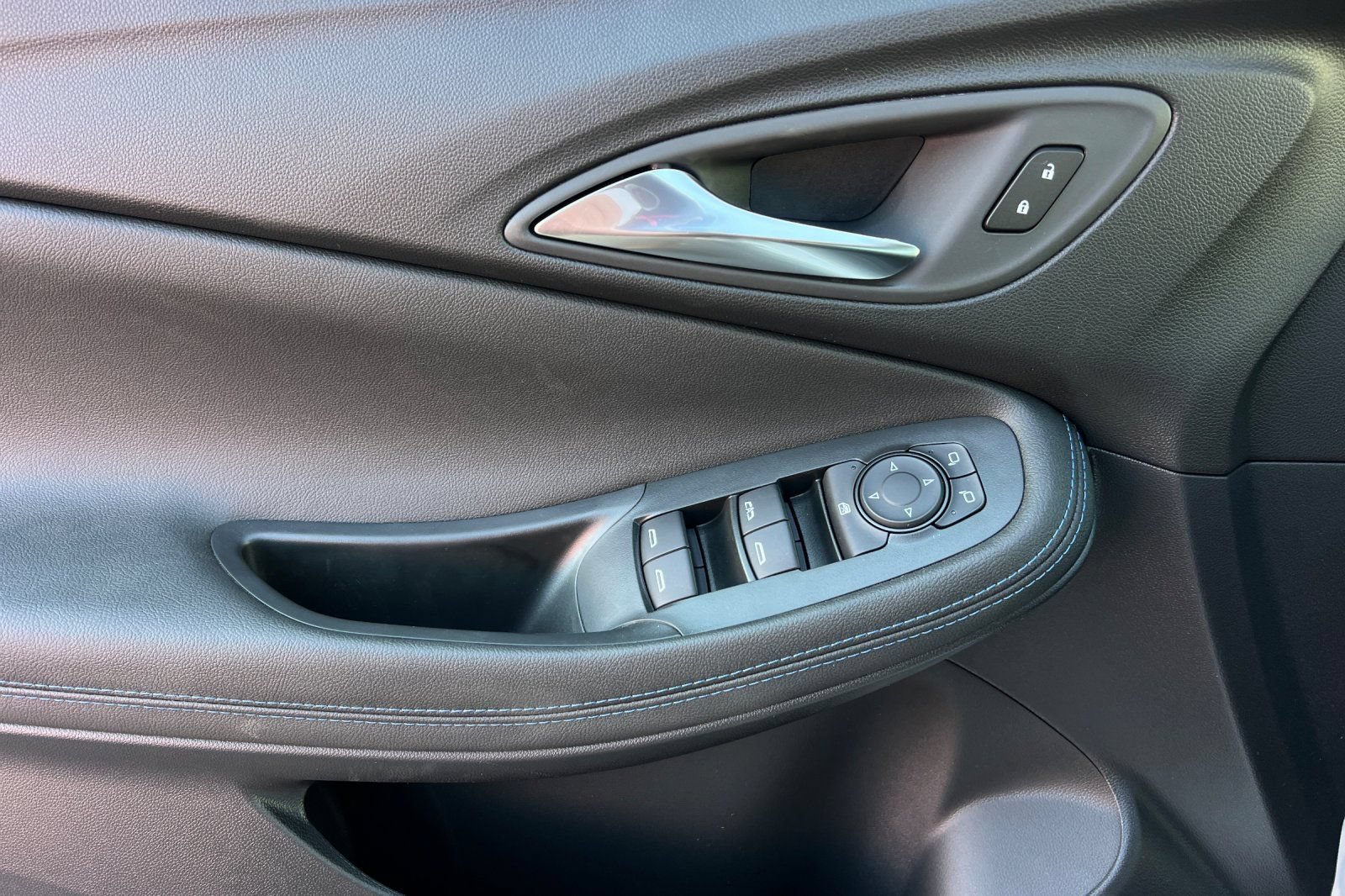 New 2026 Buick Encore GX Sport Touring FWD image 8
