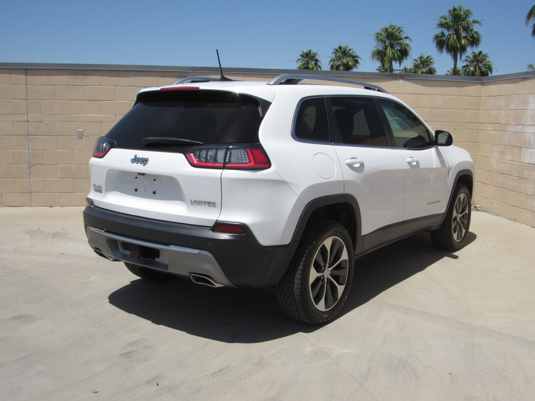 Used 2021 Jeep Cherokee Limited w/ Elite Package AWD/4WD image 5