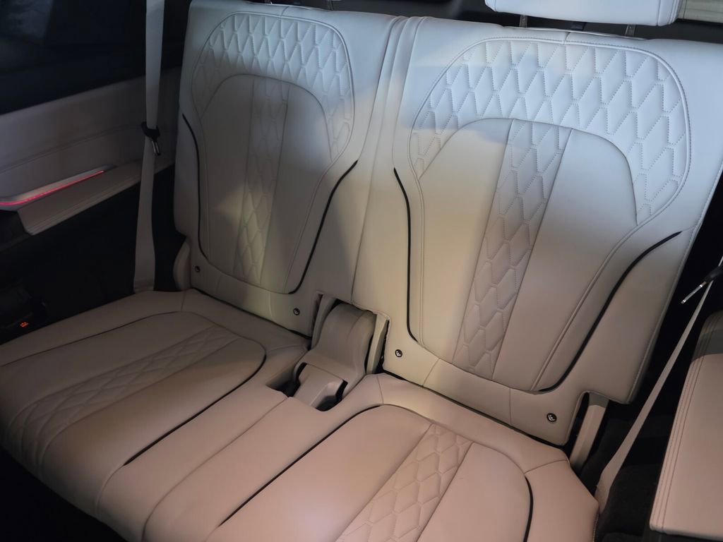 New 2026 BMW X7 M60i image 13